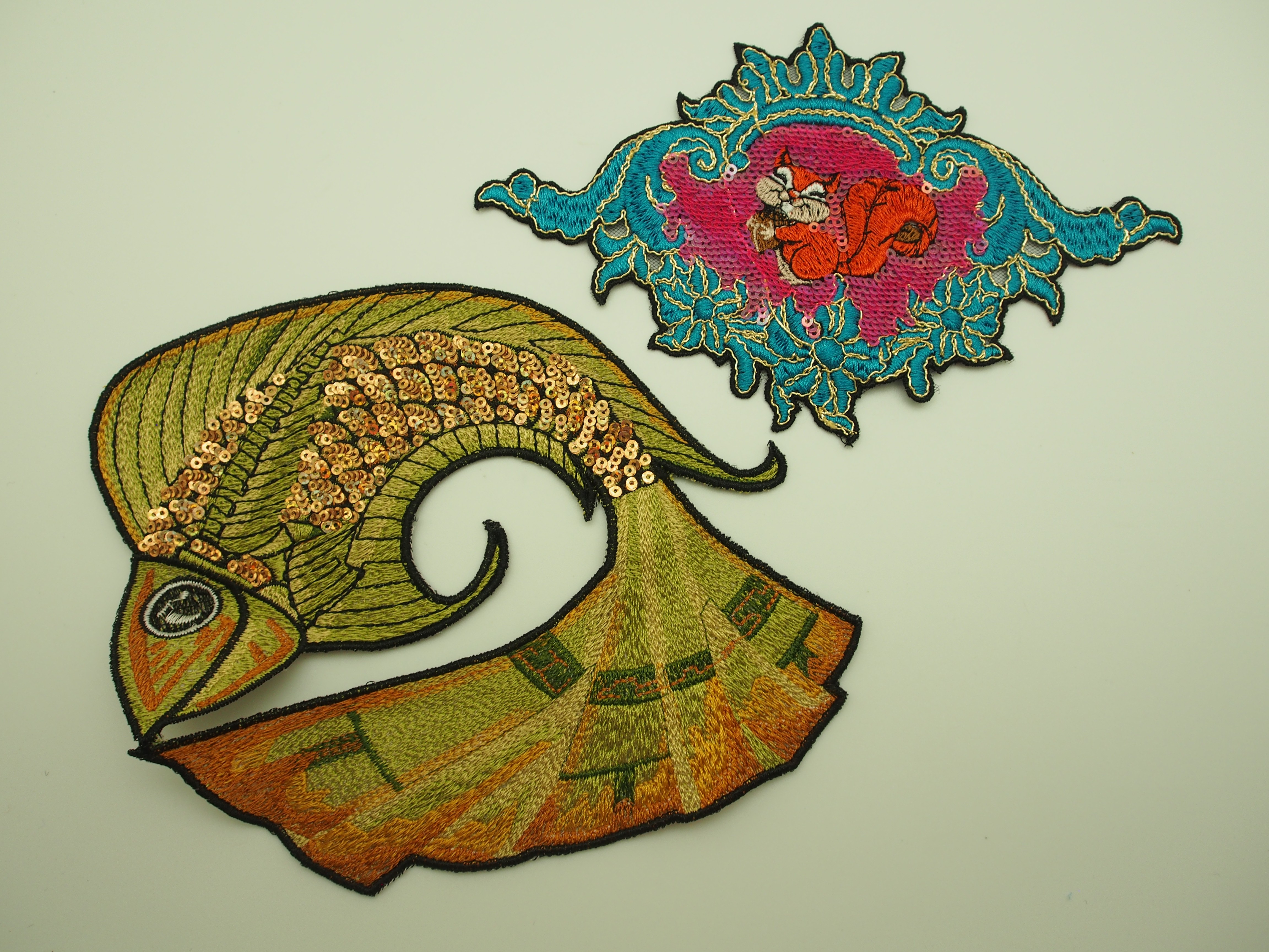 廠家批發(fā)錦鯉繡花標電腦刺繡布貼 服裝鞋帽繡花商標魔術貼定制自粘標貼